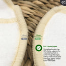 Nahaufnahme von zwei wiederverwendbaren Wattepads im Vergleich: eine "alte" Version (5,6 mm) mit dünneren Rändern und eine "neue" Version (7,3 mm) mit 30% dickeren, haltbareren Rändern.