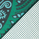 Nahaufnahme eines grünen Yoga-Handtuchs mit detailliertem Mandala-Design auf der Oberseite und rutschfesten Punkten auf der Unterseite, mit genähten Kanten