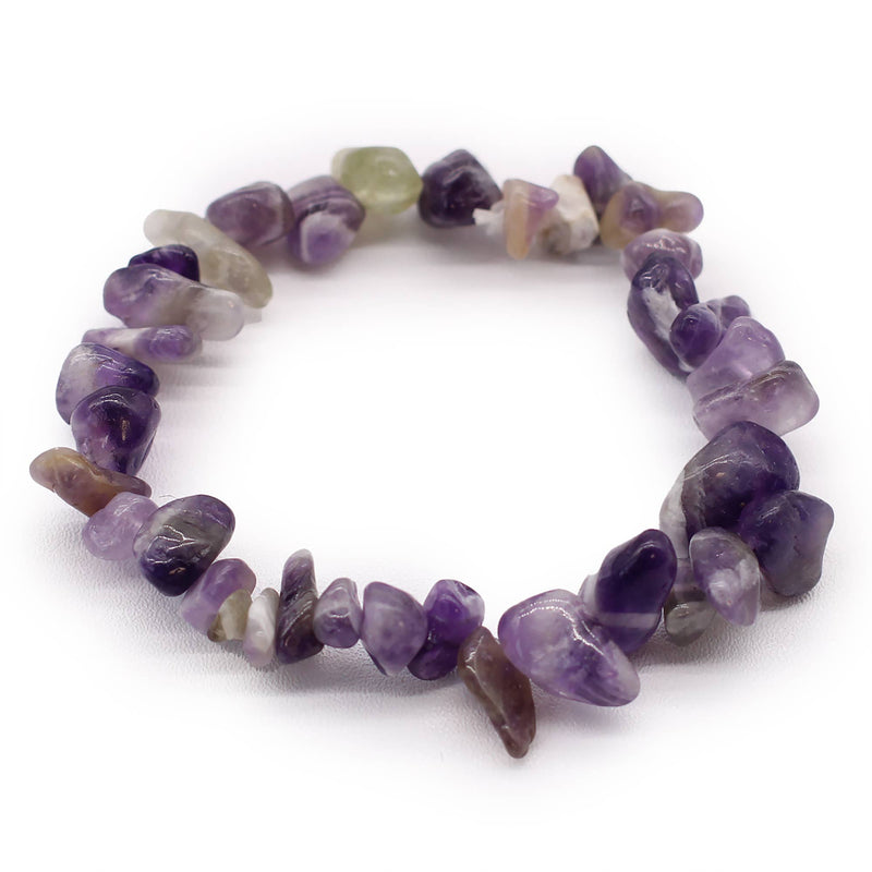 Dehnbares Armband aus polierten Amethyst-Edelsteinchips in Lila- und Hellnuancen, kreisförmig angeordnet.