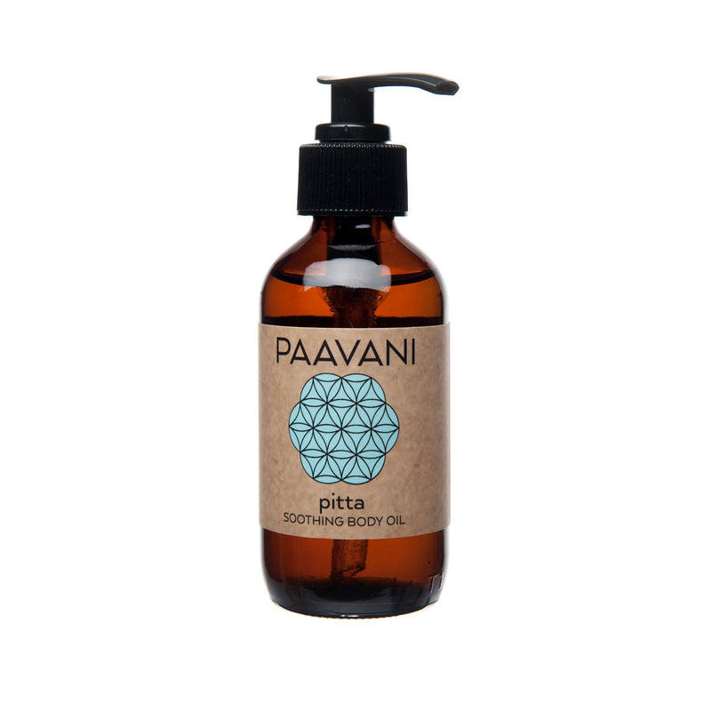 Eine braune Glasflasche mit schwarzem Pumpspender und einem hellbraunen Etikett. Das Etikett zeigt oben "PAAVANI", darunter ein blaues geometrisches Design und "pitta SOOTHING BODY OIL".