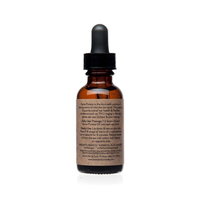 Eine braune Flasche "Paavani Karna Purana EAR OIL" mit schwarzer Pipette. Das Etikett beschreibt die ayurvedische Anwendung und die Inhaltsstoffe (Sesamöl, Lavendelöl), sowie Anwendungsanweisungen für den täglichen und wöchentlichen Gebrauch.