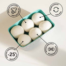 Eine Packung mit sechs weißen Woll-Trocknerbällen mit niederländischem Text, der weichere Wäsche, 100% natürlich, wiederverwendbar, 100% Wolle, 25% kürzere Trockenzeit, weniger Falten und weniger statische Aufladung angibt.