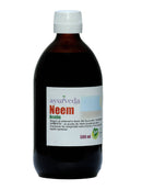Eine braune Glasflasche Ayurveda Neemöl, 500 ml. Das Etikett trägt einen großen roten Schriftzug "Neem" und grünen Text "Aceite" (Öl), mit einem Verweis auf die Charaka Samhita.
