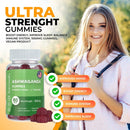 Eine lächelnde Frau mit einer Flasche Harmonify Ashwagandha Gummies (1000mg Ultra Stärke) und Textetiketten, die Vorteile wie "Verbessert die Stimmung", "Steigert die Energie", "Stärkt das Immunsystem" und "Verbessert den Schlaf" auflisten.