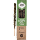 Grüne und braune Schachtel mit Sagrada Madre Räucherstäbchen, zeigt einen dicken Kräuterstab aus Eukalyptus, Lorbeer und Zeder.