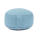 Rundes, staubblaues Meditationskissen mit einem dezenten, hellen ornamentalem Mandala-Muster.