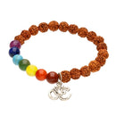 Rudraksha-Perlenarmband mit sieben Chakra-farbigen Steinperlen und einem silbernen Om (Aum) Anhänger.