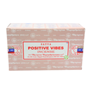 Eine große Display-Box SATYA „Positive Vibes“ Räucherstäbchen, hergestellt von Shrinivas Sugandhalaya (BNG) LLP, mit roter Schrift auf weißem Hintergrund.