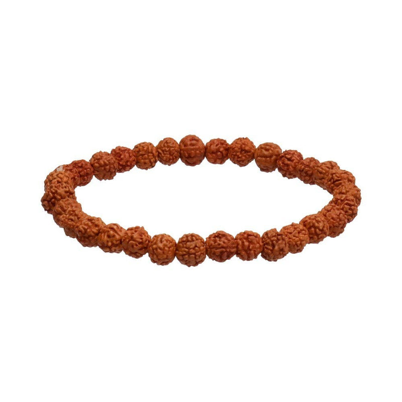 Eine einzelne, natürlich strukturierte, rotbraune Rudraksha-Perlenkette (Mala-Armband) in ovaler Form, isoliert auf weißem Hintergrund.