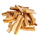 Großer Stapel dünner, heller Palo Santo Holzstäbchen.