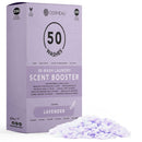 Eine Packung Cosmeau In-Wash Wäscheduft-Booster in "Lavendel"-Duft (250 Gramm, 50 Wäschen), hebt seine veganen, pflanzlichen, leicht biologisch abbaubaren und ungiftigen Eigenschaften hervor, mit einem kleinen Haufen lavendelfarbener Perlen.