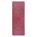 Vollständig ausgerollte bordeauxrote Yogamatte mit dunklem geometrischem Blumenmuster.