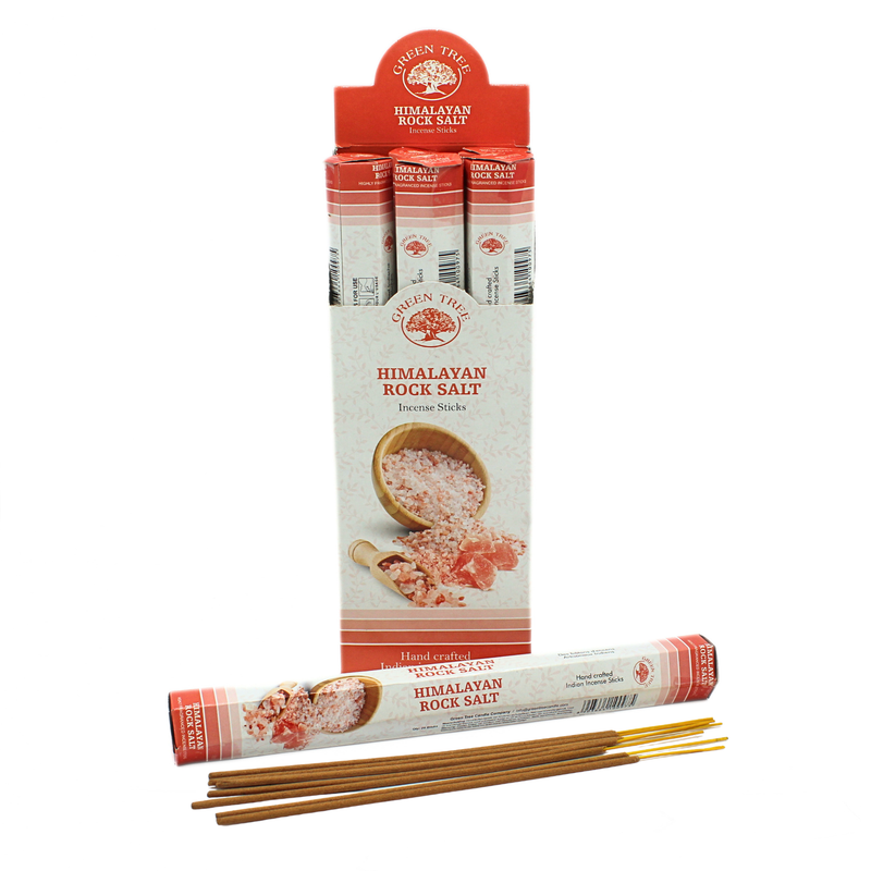 Eine Verkaufsdisplaybox für GREEN TREE Himalayan Rock Salt Räucherstäbchen mit einer herausgezogenen Packung und einzelnen Räucherstäbchen.