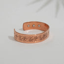 Magnetischer Kupfer-Armreif mit graviertem Muster auf weißem Hintergrund