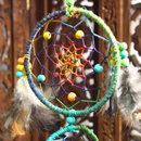 Traumfänger mit Regenbogenfarben – natürliche Wanddekoration und Schutzsymbol