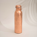 Glänzende geprägte Kupfer-Wasserflasche auf weißem Hintergrund