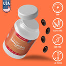 Eine offene weiße Flasche von Harmonify Astaxanthin mit Olivenöl, die mit einem orangefarbenen Etikett versehen ist. Daneben schweben vier dunkle Kapseln in der Luft. Symbole und Text auf der rechten Seite zeigen an, dass das Produkt in den USA hergestellt, gluten- und gentechnikfrei sowie im Labor getestet wurde und den GMP-Standard (Good Manufacturing Practice) erfüllt.