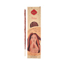 Ein Stick Sagrada Madre Force Räucherwerk neben seiner Feuer-thematisierten Drachenblut-Schachtel.