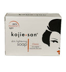 Nahaufnahme der Rückseite einer Verpackung der Kojie.san Skin Lightening Soap mit Produktbeschreibung, Inhaltsstoffen, Gebrauchsanweisung und Vertriebsinformationen.