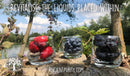 Ein Werbebild, das drei klare, abgerundete Gläser mit Erdbeeren, Blaubeeren und Brombeeren zeigt, die draußen auf einer Holzoberfläche vor einem See stehen. Der Text lautet: "REVITALISE THE LIQUIDS PLACED WITHIN" (Revitalisieren Sie die darin enthaltenen Flüssigkeiten).