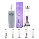 Eine Präsentation von Amethyst-Kristall-Wasserflaschen, darunter eine Flasche in einem grauen Stoffhülle, eine in einer lila zylindrischen Verpackung und eine einzelne Flasche mit einem Amethystkristall. Im unteren Bereich sind fünf weitere Flaschen mit verschiedenen Kristallen zu sehen.