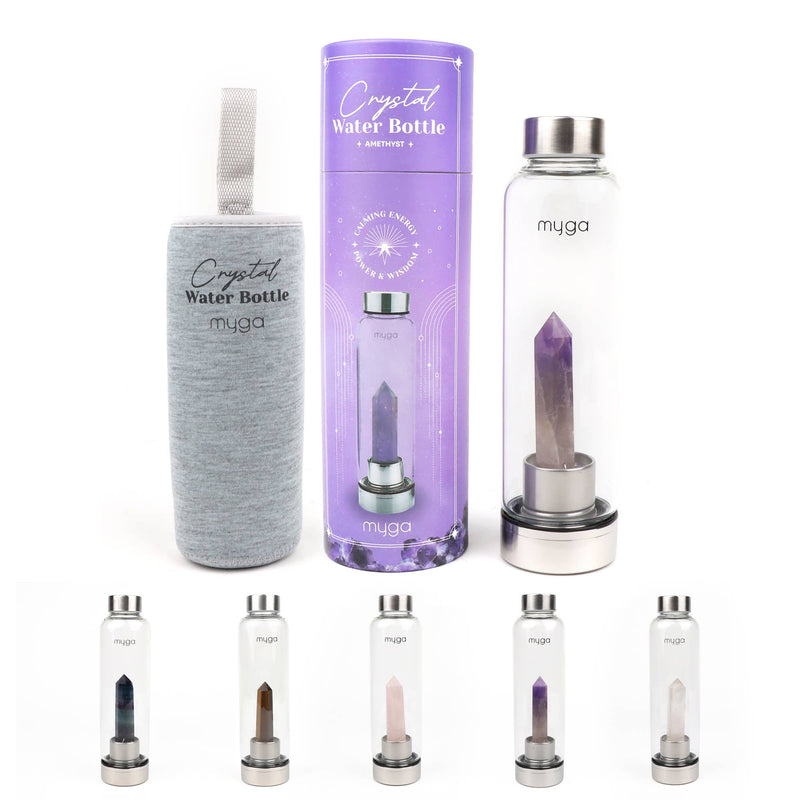 Eine Präsentation von Amethyst-Kristall-Wasserflaschen, darunter eine Flasche in einem grauen Stoffhülle, eine in einer lila zylindrischen Verpackung und eine einzelne Flasche mit einem Amethystkristall. Im unteren Bereich sind fünf weitere Flaschen mit verschiedenen Kristallen zu sehen.