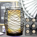 Ein leuchtender elektrischer Aromatherapie-Diffusor mit einem hohen, zylindrischen weißen Kern, der von einem dekorativen schwarzen Drahtkäfig umgeben ist und Dampf abgibt, gezeigt mit Fernbedienung und ätherischem Öl, sowie einer Grafik, die Merkmale wie BPA-freies Metall und Glas, Fernsteuerung, 2 Diffusionsmodi, Stimmungsbeleuchtung, Luftreinigung und automatische Abschaltung hervorhebt.