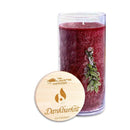 Eine große rote Kerze in einem Glashalter, neben einem runden Holzdeckel mit der Aufschrift „Dankbarkeit“