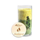 Eine mehrschichtige grüne und gelbe Dekokerze mit der Abbildung einer Frau in einem Blätterkleid und einem Holzetikett mit der Aufschrift „Dank sagen an die Natur“.