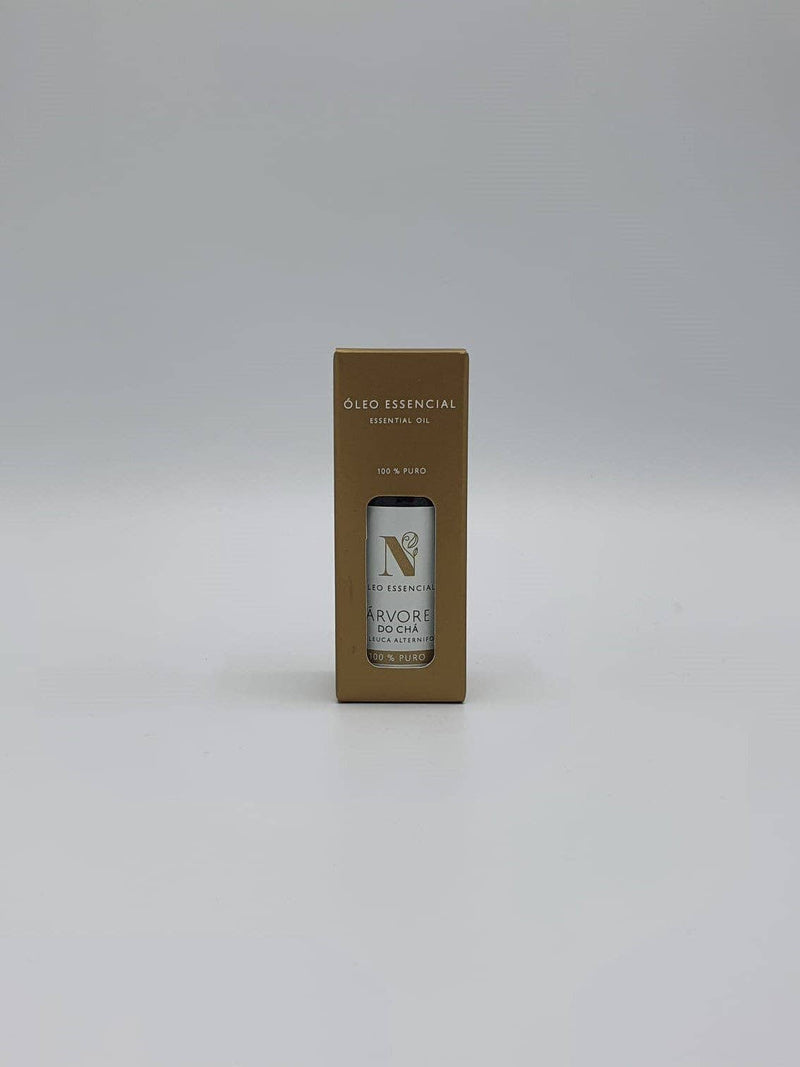 Kleine braune Pappschachtel mit einer Flasche Teebaumöl (Árvore do Chá).