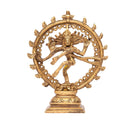 Goldene Nataraja-Statue, die Shiva in einer Tanzpose innerhalb eines kreisförmigen Rahmens mit filigranen Details darstellt, stehend auf einem dekorativen Sockel, auf weißem Hintergrund