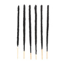 eine vertikale Aufnahme von sechs Stäbchen schwarzen Räucherwerks vor einem weißen Hintergrund. Jedes Stäbchen hat eine dicke Schicht schwarzen Materials auf einem dünnen, natürlichen Holzkern, der unten sichtbar ist.