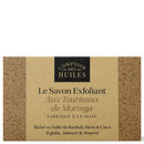 Nahaufnahme der Vorderseite einer kleinen Pappschachtel für Moringa-Peelingseife.