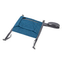 Eine flach liegende, abgetrennte blau-graue Yogamatten-Tragetasche mit Reißverschlusstasche. Sie verfügt über zwei verstellbare graue Gurtbänder mit Schnallen und einen dickeren, verstellbaren grauen Schultergurt auf der rechten Seite.