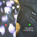 Vergleich zweier Seiten einer wiederverwendbaren Binde: eine Seite mit lila Blumenmuster und "X" für nicht wasserdicht, die andere schwarz mit Wassertropfen und Häkchen, beschriftet "High quality waterproof layer".