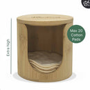 Ein hoher Bambushalter mit Deckel, der bis zu 20 Wattepads aufnehmen kann, zeigt einige weiße Pads darin.