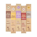 Fünf aufrechte Sagrada Madre Räucherstäbchen-Schachteln, alle aus 100 % nachhaltigem Palo Santo-Holz, sind nebeneinander abgebildet. Die Sorten sind Palo Santo con Vainilla, Palo Santo, Palo Santo con Lavanda, Palo Santo con Sándalo und Palo Santo con Copal.