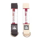 Zwei Bodhi Asana Yogagurte, einer schwarz und einer beige, jeweils 2,5 Meter lang mit Metall-D-Ringen.