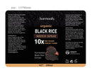 Ein rechteckiges Schild mit einem schwarzen Reis-Hintergrund, auf dem das Harmonify Organic Black Rice Water Spray beworben wird. Es listet Inhaltsstoffe, Anwendungsanweisungen, Warnhinweise und die Vertreiberinformationen auf, mit dem Hinweis "Größe: 115*80mm" oben.