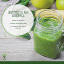 Rezeptbild für Green Smoothie Milk mit Moringa, zeigt ein Glas mit grünem Smoothie und Zutaten wie Banane und Apfel. Text listet Reismilch, Banane und Moringa-Pulver als Zutaten auf.