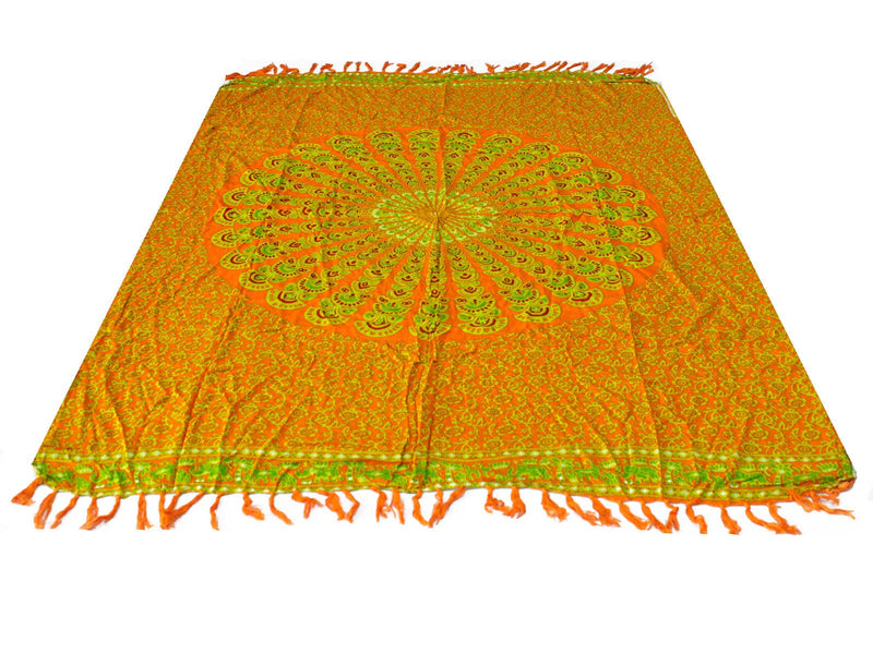 Ein orangefarbenes Tuch mit einem großen, fächerförmigen Pfauenmuster in Grün- und Orangetönen, umgeben von einem filigranen floralen Muster und mit Fransen an den Rändern, flach auf weißem Hintergrund ausgebreitet.
