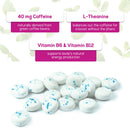 Eine Ansammlung von weißen, mit blauen Sprenkeln versehenen Kaugummis, umgeben von Informationsblasen, die die Inhaltsstoffe hervorheben: 40 mg Koffein (aus grünen Kaffeebohnen), L-Theanin (für einen Schub ohne Nervosität) und Vitamin B6 & B12 (unterstützt die natürliche Energieproduktion).