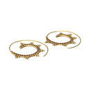 Ein Paar goldfarbene, sonnenförmige Spiral-Ohrringe mit kleinen Perlen.