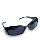 Eine schwarze Lochbrille (oder stenopäische Brille) wird in einem Winkel vor einem weißen Hintergrund gezeigt. Sie hat undurchsichtige Gläser mit zahlreichen kleinen Perforationen, die für Sehtrainingsübungen entwickelt wurden.