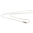 Eine dünne, silberne Halskette.
