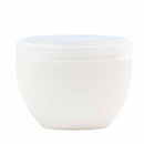 Eine Studioaufnahme eines schlichten, leicht konischen, weißen Kosmetiktiegels mit einem dezenten Schimmer auf dem Deckel, isoliert vor einem weißen Hintergrund.