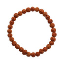 Rudraksha-Perlenarmband, kreisförmige Anordnung, weißer Hintergrund.