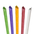 Fünf farbige Ohrkerzen in Grün, Lila, Orange, Rot und Weiß, die von unten nach oben vor einem weißen Hintergrund geneigt sind.