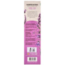 Eine Nahaufnahme der Rückseite der rosa-lila Sagrada Madre Botánico Lavanda Rosas Räucherstäbchenverpackung. Der Text enthält eine Beschreibung, listet die Zusammensetzung (Lavendelblüten, Rosenblätter) auf, zeigt ein „Fruit Base“-Symbol und weist auf 6 Stäbchen mit einer Brenndauer von 1 Stunde hin.