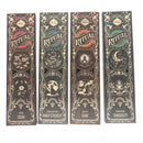  vier hohe, dunkle Pappschachteln des „Sagrada Madre RITUAL“ Räucherwerks. Von links nach rechts sind die Sorten: „Cocoa/Cacao“, „Fuerza Interior/Inner Strength“, „Brillar/Shine“ und „Tranquilidad/Tranquility“. Jede Schachtel ist mit goldenen und cremefarbenen, mystischen Illustrationen mit unterschiedlichen Farbakzenten versehen.